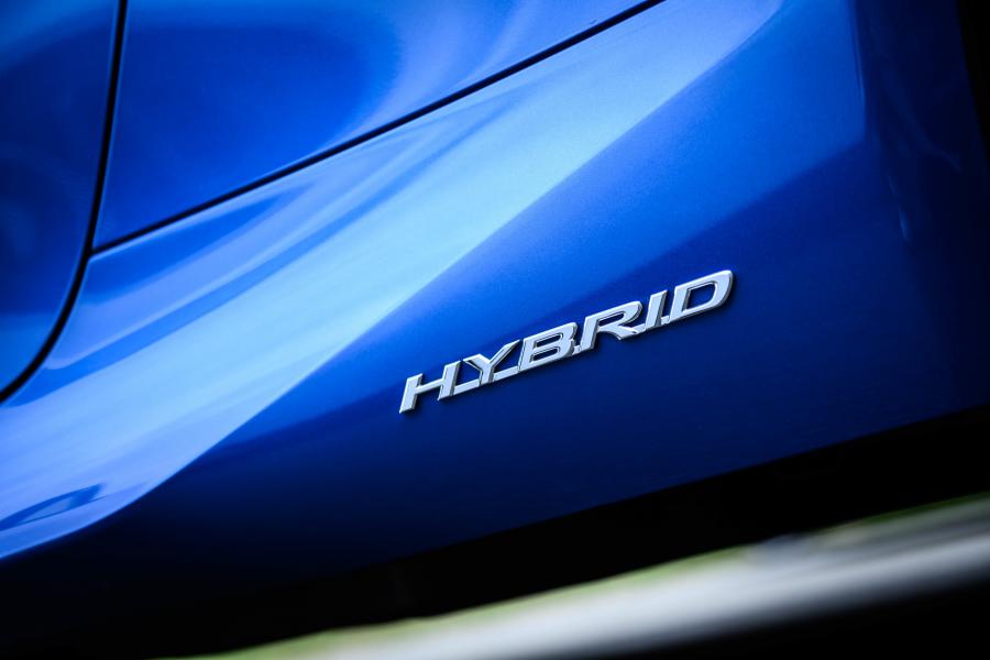 Логотип Lexus RC300h 2018 года  (JP) (фото 2 из 11)